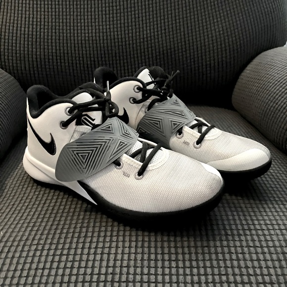 Nike Other - RARE Kyrie Irving Nike Flytrap 3 EP 'White Cool Grey'